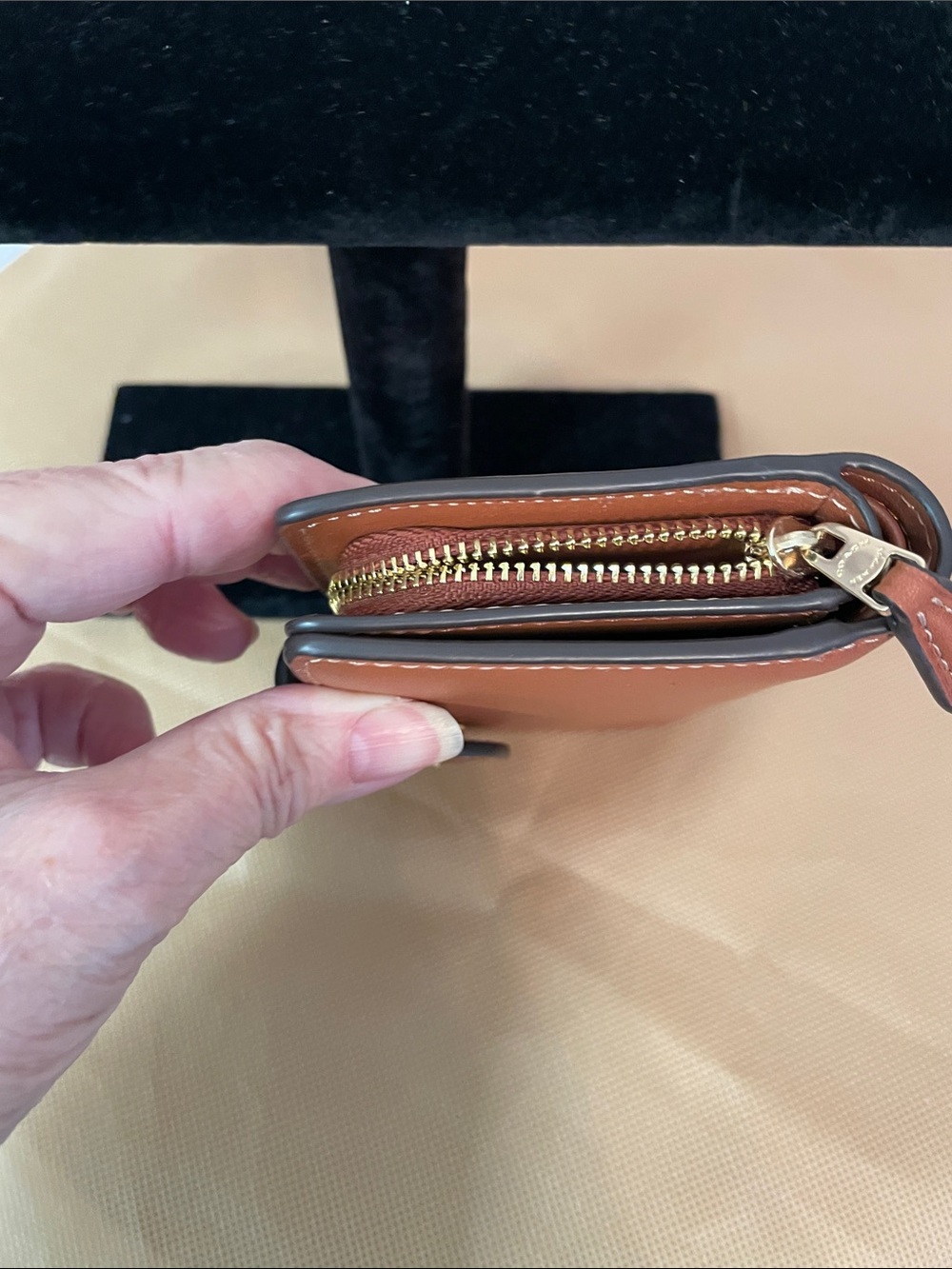 Authentic Coach Leather Gold / Tan  Snap Wallet - with Gold Coach Logo - Picture 13 of 13